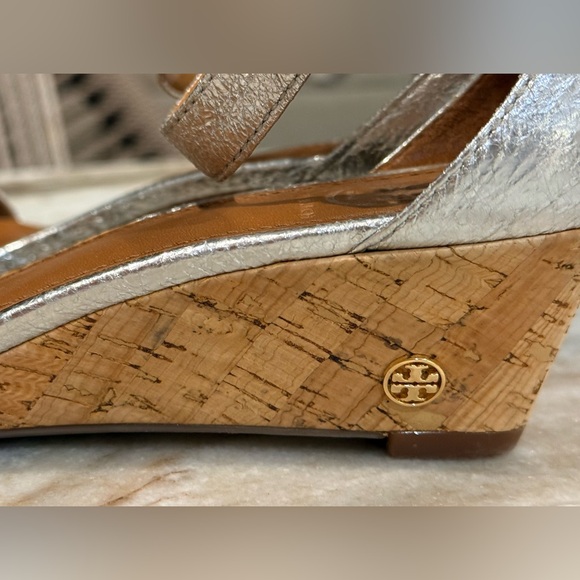 Women’s TORY BURCH Savannah cracked silver wedge sandals- Size 7 - Picture 6 of 9